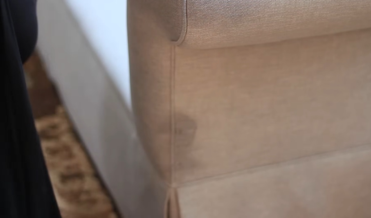 پاک کردن لکه از روی مبل